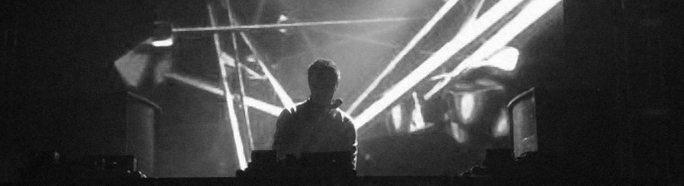 anhken performing live behind the decks